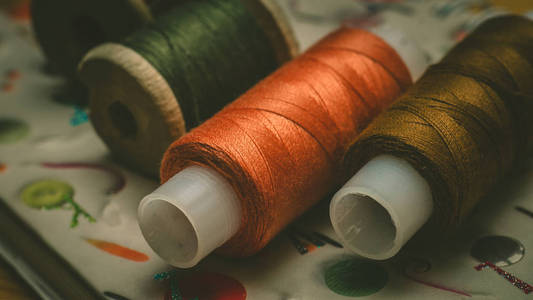 卷轴上的彩色纱线, 管, 棉, 羊毛, 亚麻线纱线