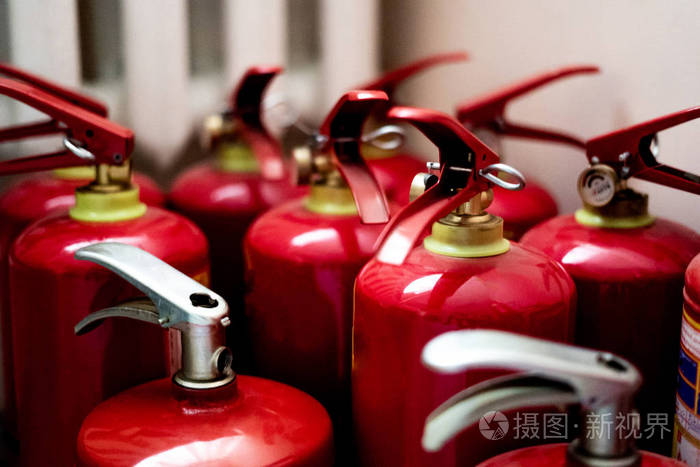 大量的红色灭火器