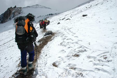 徒步旅行者在路上对阿空加瓜山