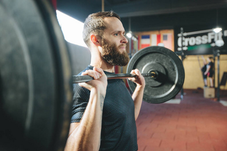 在 crossfit 健身房锻炼胡子的运动员