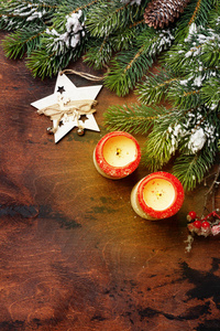 圣诞装饰, 蜡烛和冷杉树枝覆盖在木质的背景雪。顶部查看圣诞背景与空间为您的问候