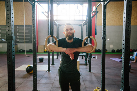 在 crossfit 健身房锻炼胡子的运动员