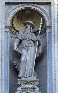 匈牙利布达佩斯圣斯蒂芬教堂立面上的圣杰罗姆雕像