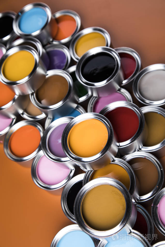 五彩缤纷的颜料罐设置
