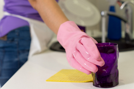 放置一个干净的女人洗紫色玻璃放在一边
