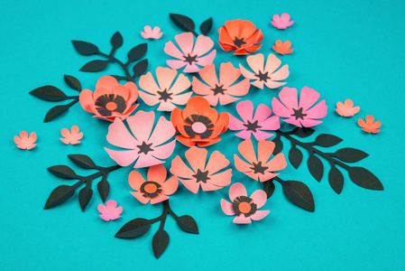 花和叶子由纸在绿松石背景。手工的, 最喜欢的嗜好。粉红色的黑色和蓝色的颜色