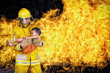 消防员救援人员救出一个孩子免于火灾事件