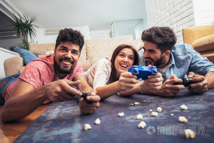 一群年轻的朋友在家里玩电子游戏