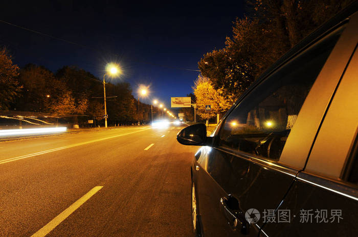 黑色的汽车在路在黑暗的夜城市与灯照片-正版商用图片06uk81-摄图新