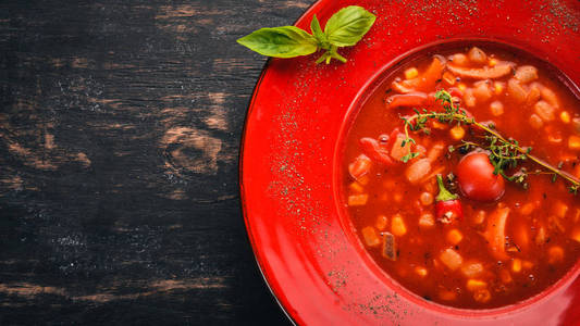 玉米鸡肉和辣椒的西红柿汤。顶部视图。在黑色的木质背景。复制空间