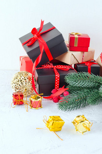 圣诞装饰背景与冷杉树枝, 锥, redr 和黑色圣诞礼物, 球在白色背景。卡片假日概念。复制空间, 顶部视图