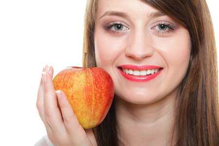 年轻女子微笑着水果