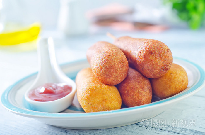 板上的corndogs