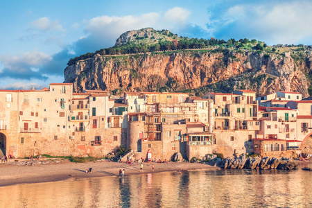 切法鲁海滩上的人们, 意大利西西里岛的海边小镇