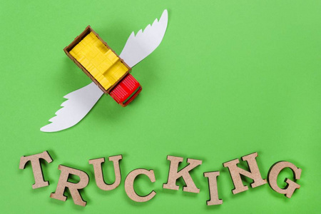 一张有翅膀的卡车的图画和一句卡车的字样。绿色背景