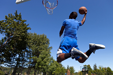 篮球明星男子扣篮篮球照片