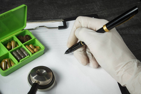 医生试剂盒 听诊器带药片的容器和带有 pap 的笔