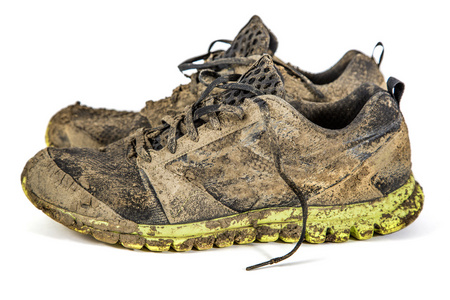脏运动鞋照片