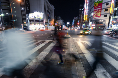 在晚上的新宿的人行横道。东京日本