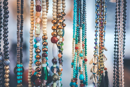 珠宝市场中的女性珠子和项链。巴厘岛岛