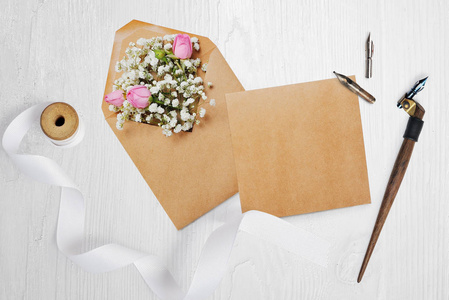 书法羽毛一个信封与花和一封信件, 贺卡为情人节与地方为您的文本。平躺, 顶部查看照片模拟