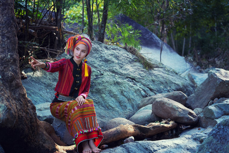 美丽的亚洲妇女与卡伦传统礼服探索在佛