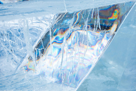 美丽的蓝色纹理透明的冬季冰与彩虹 co