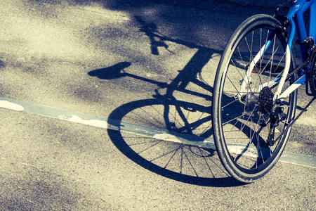 自行车轮子和影子在自行车车道在公园