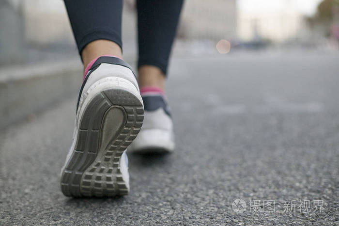 穿运动鞋的腿走路, 特写照片-正版商用图片06uvzr-摄图新视界
