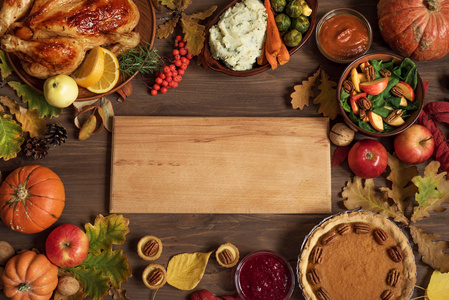 秋季节庆感恩节晚餐背景与土耳其和传统两侧的盘子周围的木板, 复制空间的文本, 菜单设计, 季节性食品概念