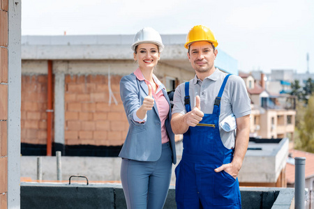 建筑师和建筑工人在现场竖起大拇指照片