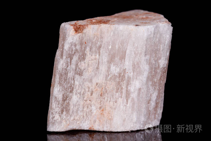 黑色背景下的宏观矿物石红色石膏