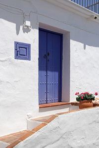 前侧的典型的西班牙房子与蓝色的木制门
