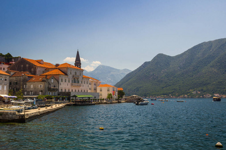 阳光明媚的地中海风光。黑山, Kotor 湾