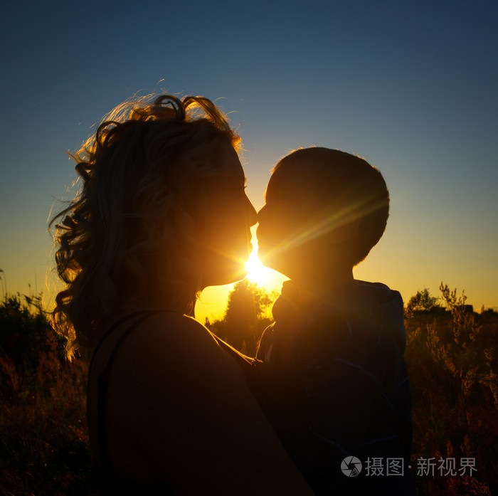 母亲和儿子之间温柔的吻