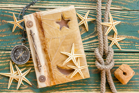 贝壳在甲板上用古老的记事本照片