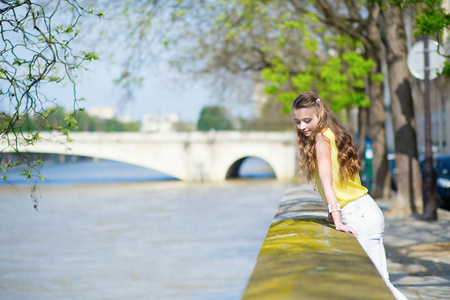女孩在塞纳河上的一个夏日