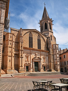 Carpentras, 沃克吕兹, 普罗旺斯, 法国 古老的圣 Siffrein 大教堂在城市的主广场