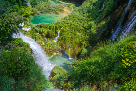 美丽的瀑布在普利特维切湖国家公园。克罗地亚