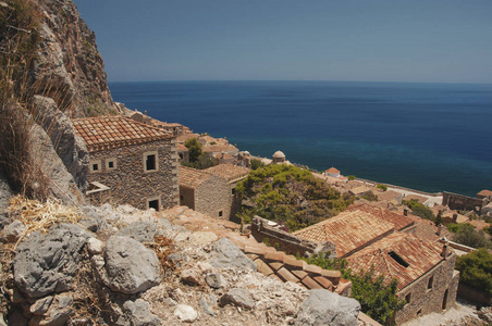 隐藏的镇 莫奈姆瓦夏从中世纪时间安置在岩石半岛在 Peloponnese 在希腊