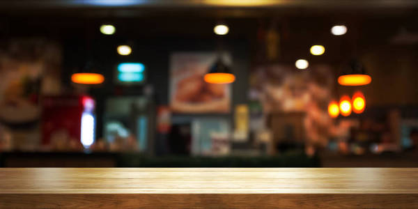 空的木桌顶部与模糊咖啡店或餐厅内部背景, 全景横幅