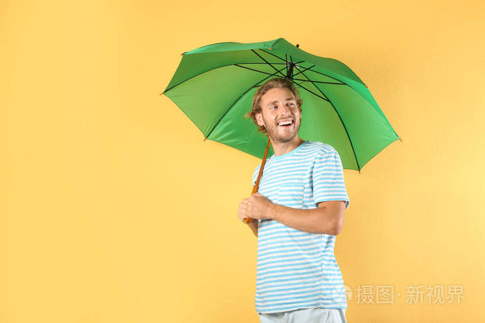 彩色背景绿色雨伞男子