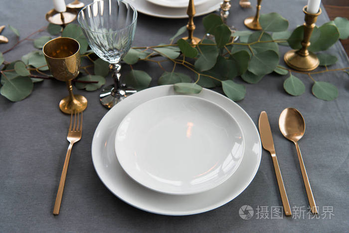 用桉树,复古餐具和空盘子关闭乡村餐桌布置图