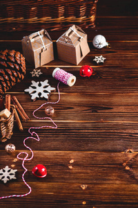 季节性和假日概念。圣诞装饰品和糖果的木板上有复制空间的地方。顶部视图