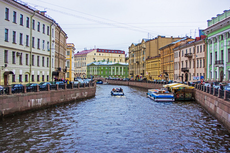 圣彼得堡，俄罗斯，2011 年 5 月 31 日。griboyedov 运河大堤观和其水中的倒影