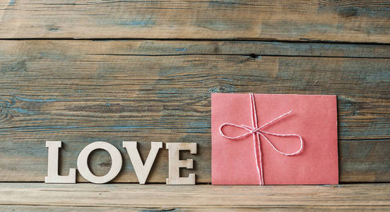 爱的词用绳子挂在木头背景上情人节