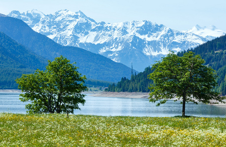 reschensee夏季景观奥地利。