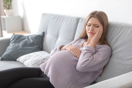 年轻孕妇患头痛在家里