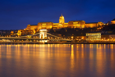 布达佩斯城堡和著名的链桥在布达佩斯在匈牙利日落