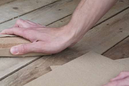 木工行业用砂纸工作的人